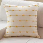 Dekokissen für das Sofa mit gestickten Streifen