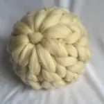 Knoten-Kissen aus Wolle