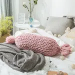 Weiches und dickes gehäkeltes Kissen