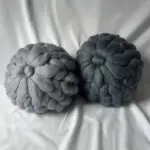 Knoten-Kissen aus Wolle